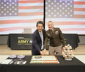 (l-r) Steven Jahng and MG Thomas Carden cutting the ceremonial cake