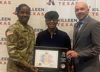 COL Stokes, Mayor Nash-King and CASA Fuentes present the PaYS Plaque