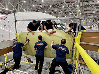 6 men working on a plane